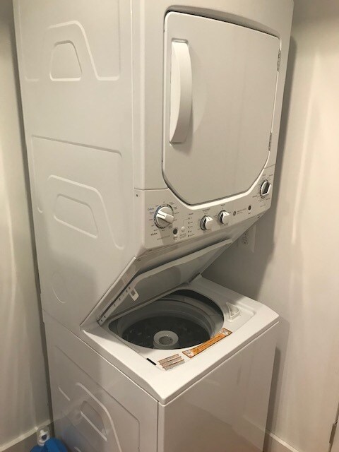 Washer/Dryer - 206 E St NE