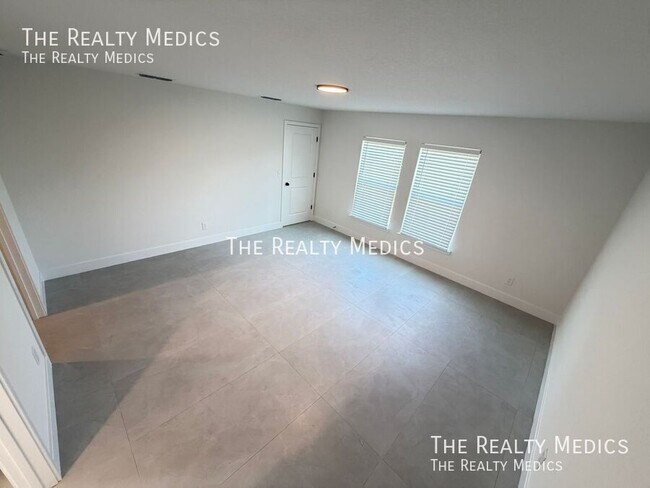 Building Photo - 2614 Palomar Ave SE