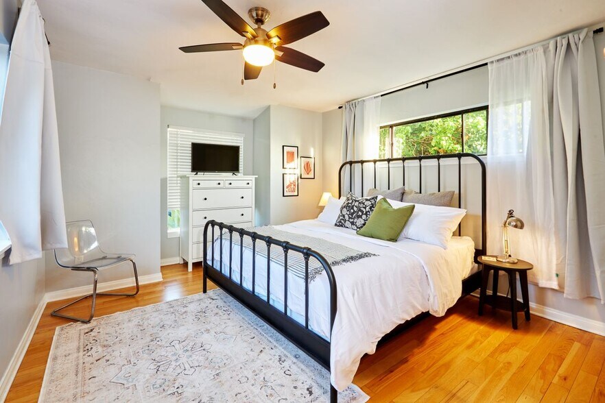 Building Photo - 4350 Summit Dr