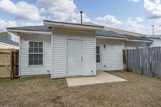 Building Photo - Charming and Newly Renovated 3 Bedroom 2 Bath Home Available Now!