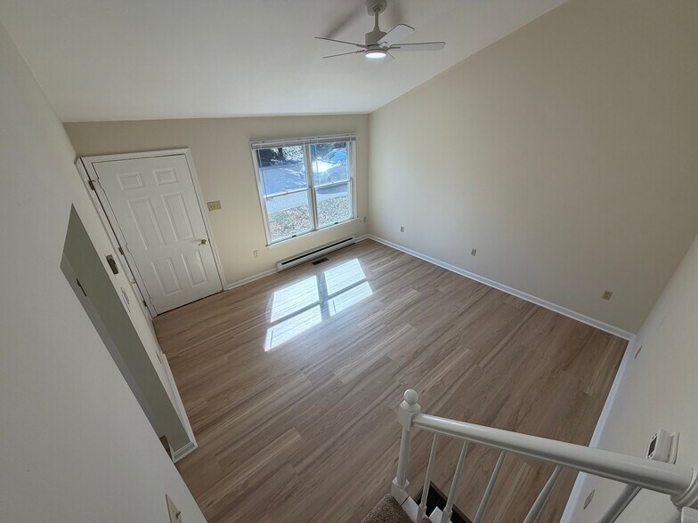 family room with cathedral ceiling - 104 E Poplar St