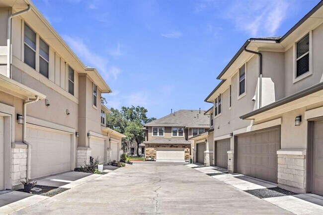 Building Photo - 13800 Lyndhurst St