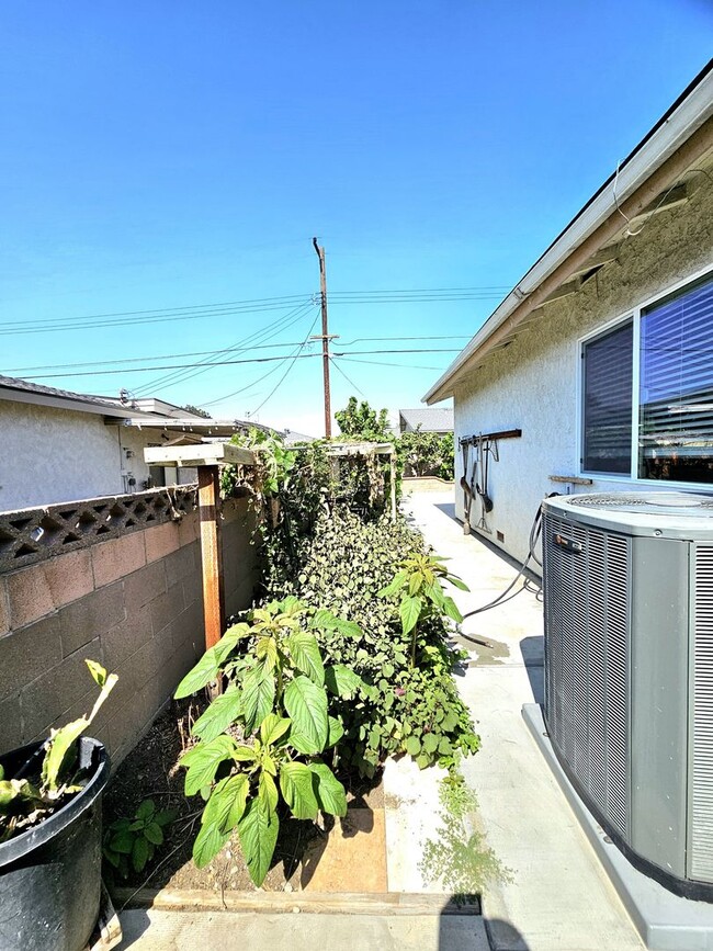 Building Photo - Beautiful Rental In Buena Park