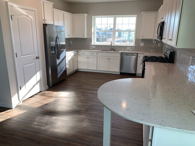 Building Photo - Resort life for your family in the Palisades!