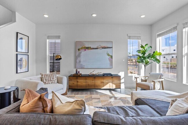 Building Photo - Lagoon Living! 3 Bedroom Townhome with Res...