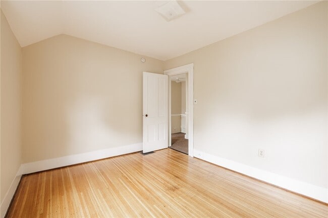 Building Photo - 18 Vick Park B