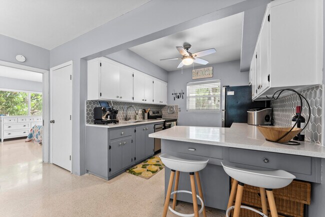 Building Photo - 1203 Hillsboro Mile