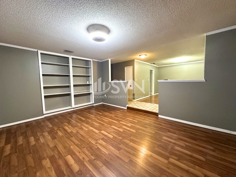 Building Photo - 662 Ridgewood Dr