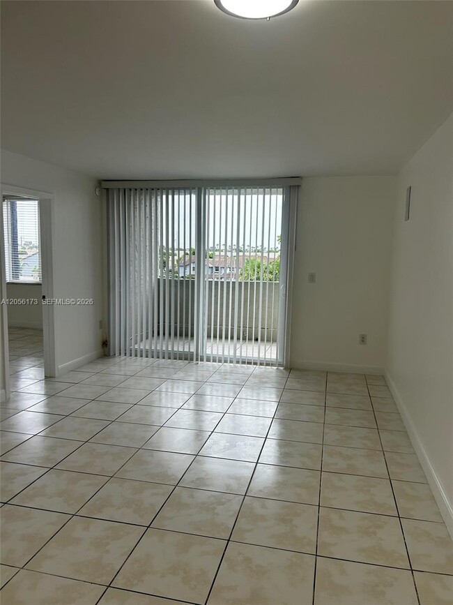 Building Photo - 10000 NW 80th Ct