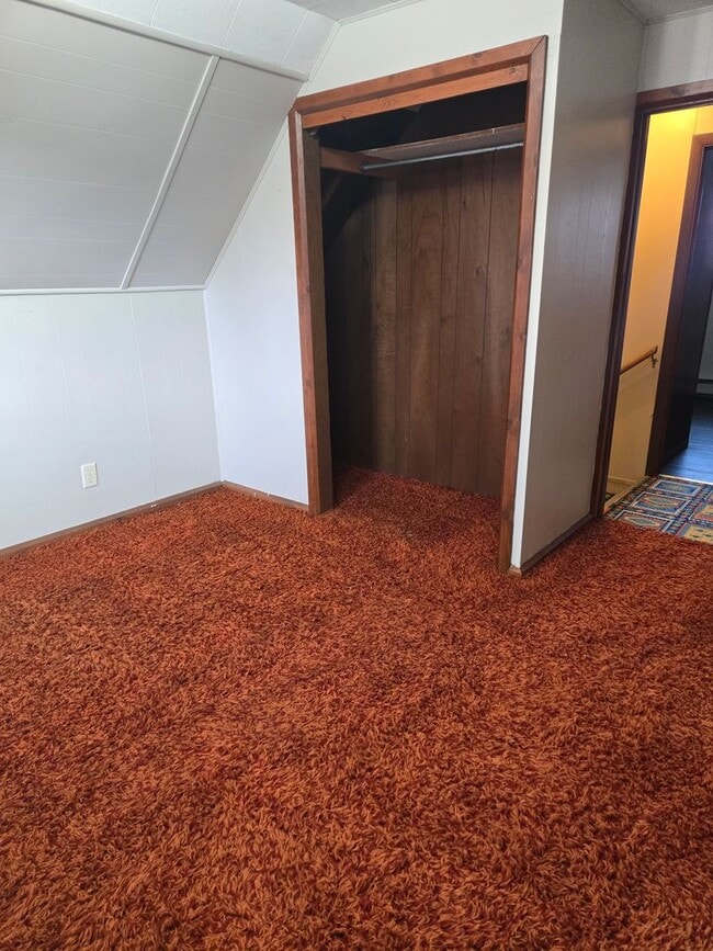 Building Photo - Three Bedroom Home - Single Car Attached Garage - in Townsend!