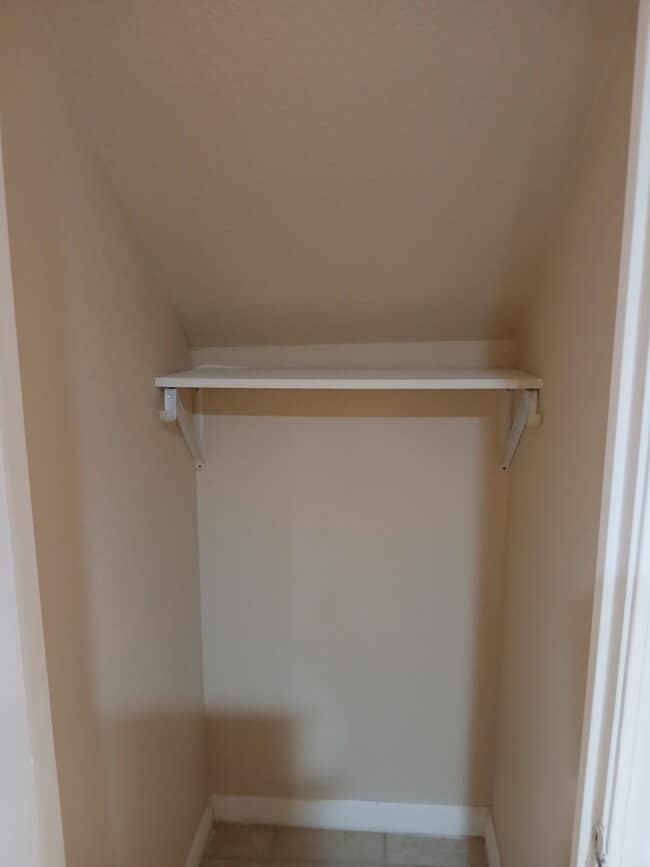 Building Photo - 513 S Ash St