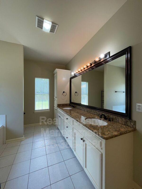 Building Photo - 13263 Quail Meadow Dr
