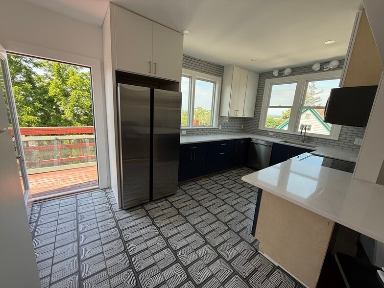 Building Photo - 96 Munroe St