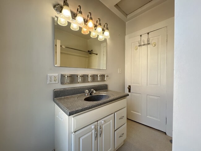 Building Photo - 1950 Bennett St