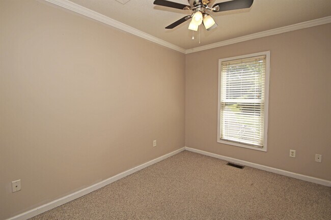 Building Photo - 760 Camelot Ln