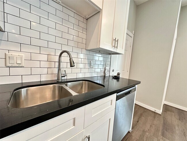 Building Photo - 225 N Everton St