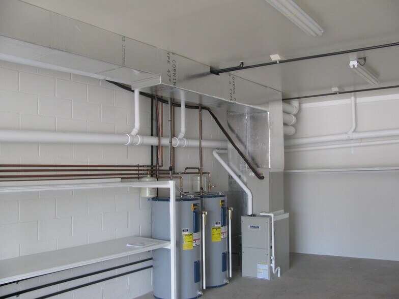 Building Photo - 1561 W Southern Ave