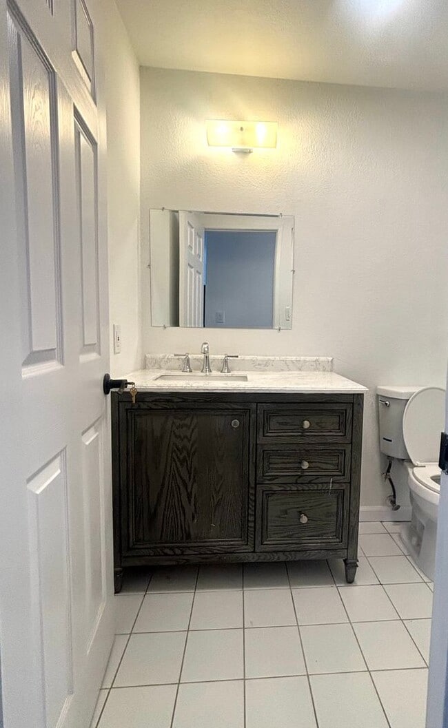 Building Photo - Redwood City Apartments Unit 5