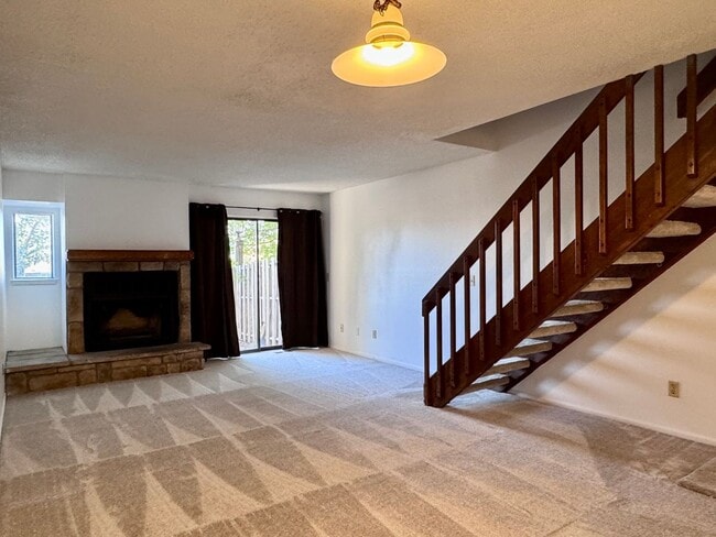 Building Photo - Well Maintained 2 BR/1BA Townhome Convenie...