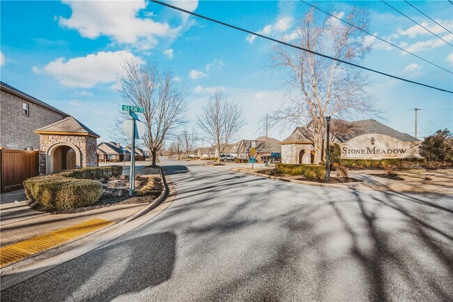 Building Photo - 3301 SW Stonepoint Ave