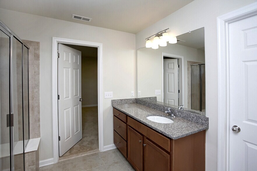 Main BR Bath - 1720 Beacon Ln