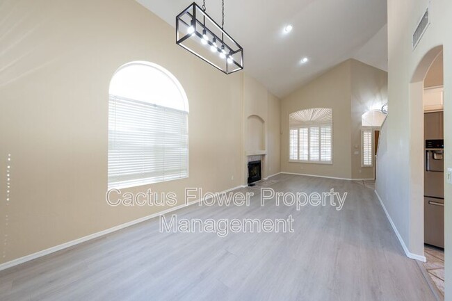 Building Photo - 970 N Willow St