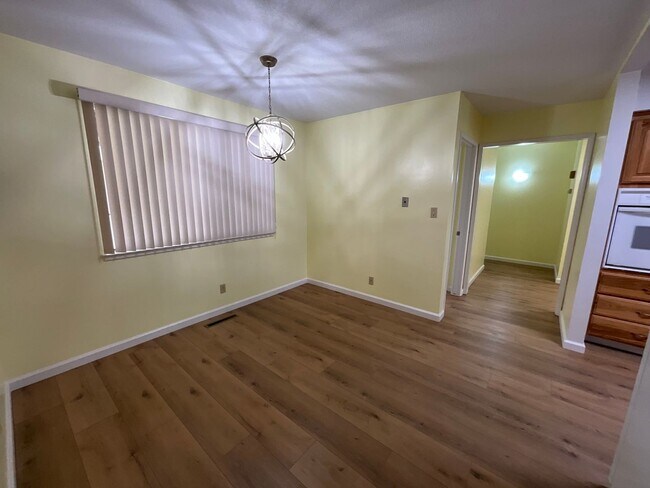 Building Photo - Beautiful Home in Established Fresno Neigh...