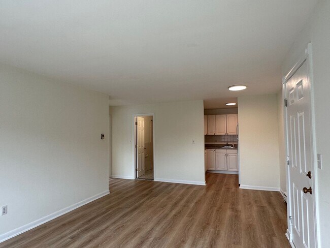 Building Photo - Large, updated 2 bedroom near the Green Li...