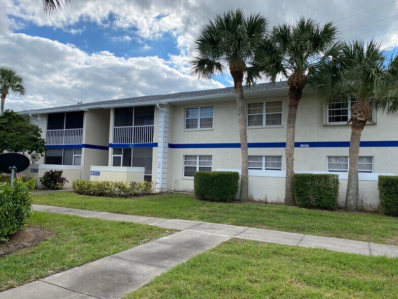 Building Photo - 1530 SE Royal Green Cir