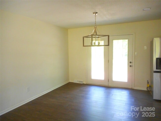 Building Photo - 733 Catawba Cir N