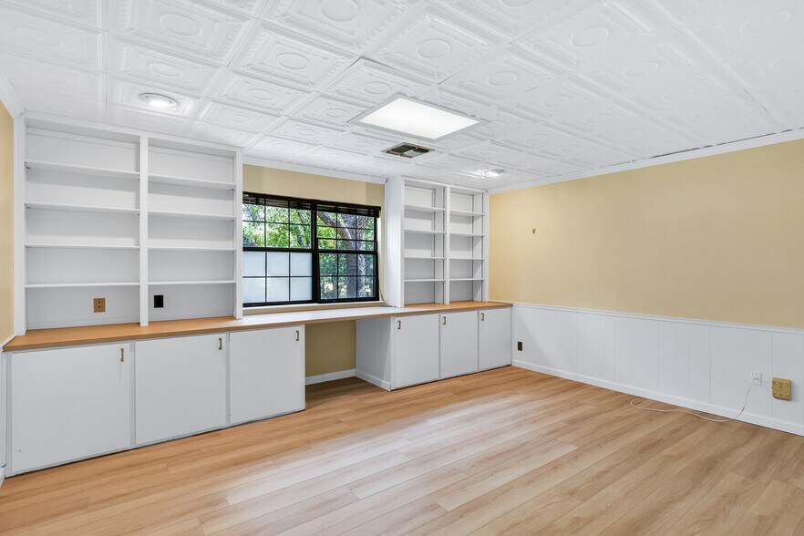Building Photo - 9006 Balcones Club Dr