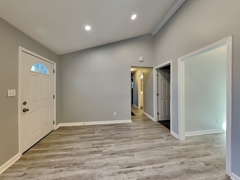 Building Photo - 5835 Brenda Dr