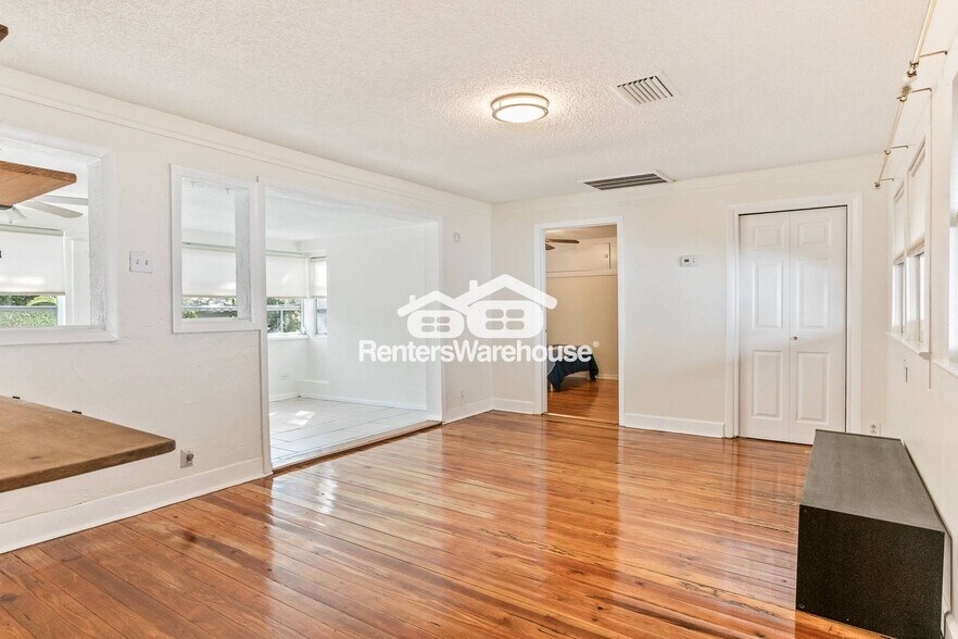 Building Photo - 1008 W Powhatan Ave