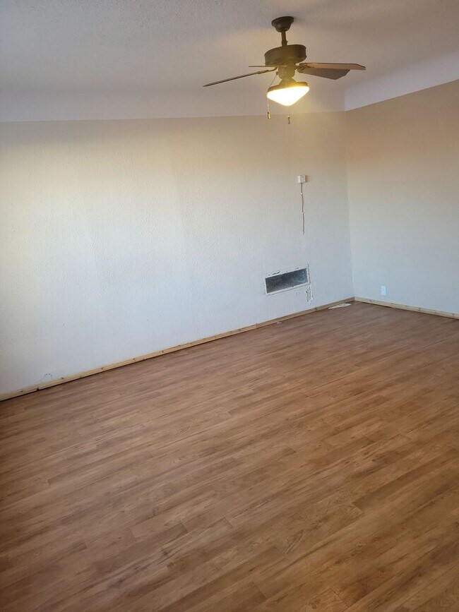 Building Photo - 905 N Lincoln Ave