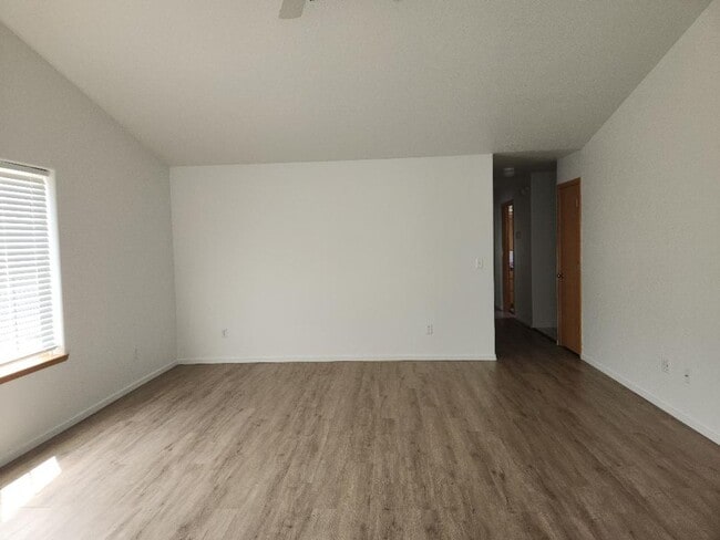 Building Photo - 2-bedroom 2-bath duplex
