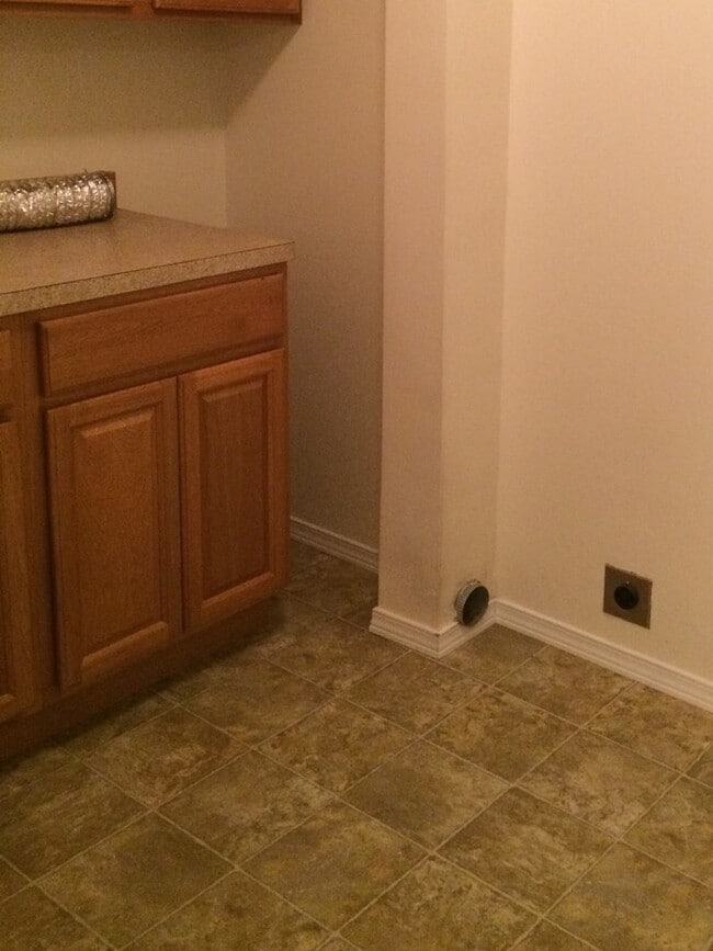 Building Photo - 3 Bed, 2.5 Bath on Sunnyside Hill!