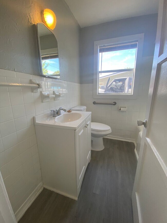 Building Photo - 920-920 11th Ave N