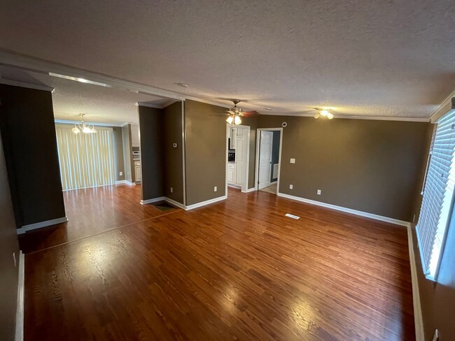 Building Photo - Newly Renovated 3 Bed, 2 Bath