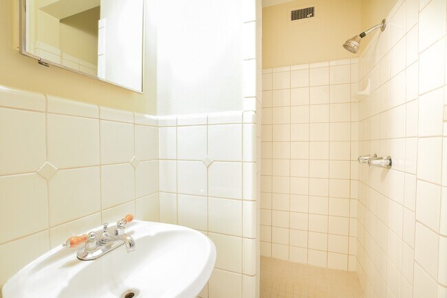 Building Photo - Charming 3-Bedroom Home with Huge Fenced Y...