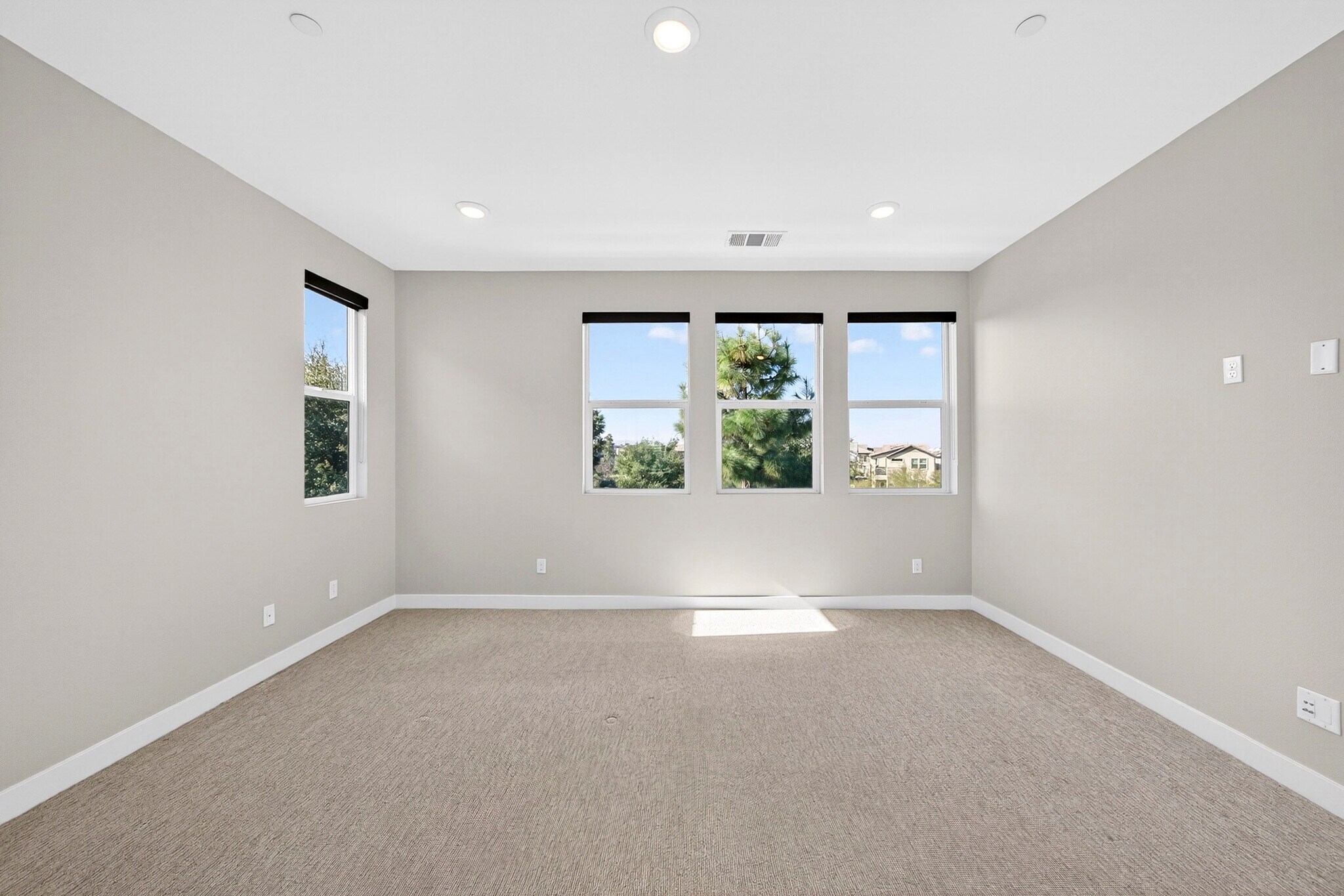 Building Photo - 346 Chorus