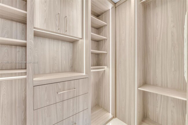 Building Photo - 480 NE 31st St