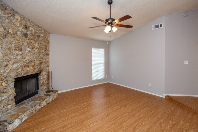 Building Photo - Clean and Neat Single Family Home