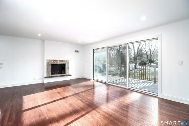 Building Photo - 8 Stonecrop Rd S