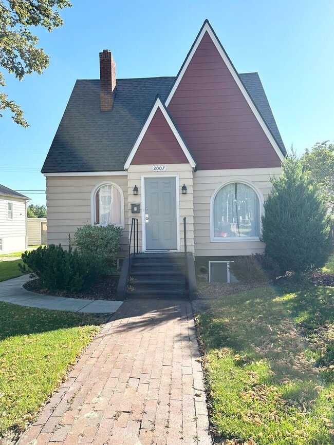 Building Photo - Adorable remodeled in 2023 2 bedroom 1 bathroom duplex available soon!