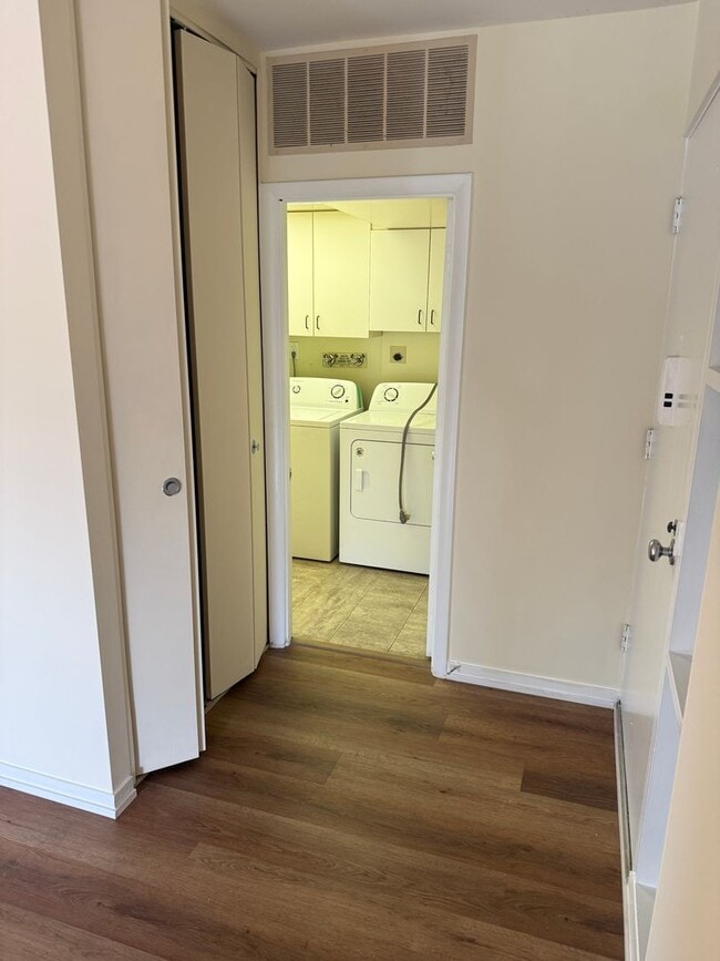Building Photo - Chic & Comfortable 2BR/2BA Ground-Level Co...
