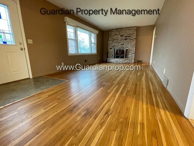 Building Photo - Single Family Home Featuring 2 Baths, 2 Car Garage, Fireplace, and Fenced in Yard