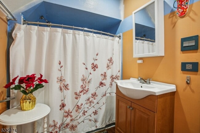 Building Photo - 16 Henry St