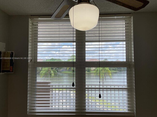 Building Photo - 250 Jacaranda Dr