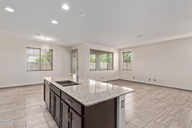 Building Photo - 905 S Canal Dr