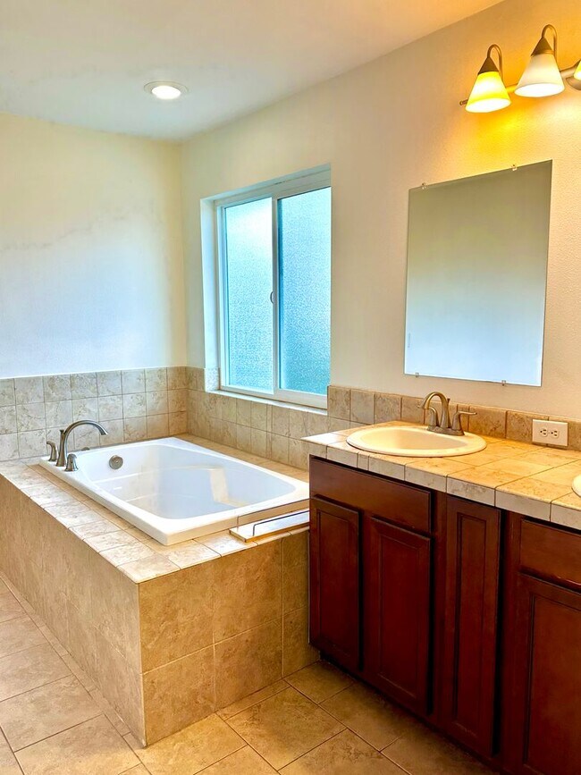 Building Photo - Spacious 4-Bedroom Home with Modern Comforts in Spanaway, WA
